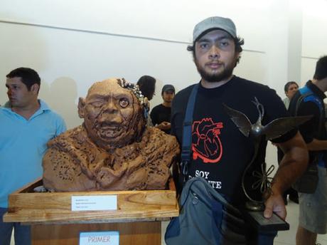 Fidel Fernández con escultura de takuru