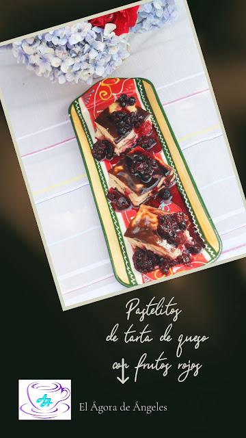 Pastelitos de tarta de queso y chocolate con frutos rojos El Ágora de Ángeles Pastelitos de tarta de queso y chocolate con frutos rojos