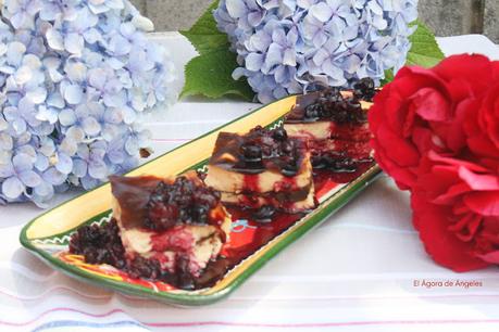 Pastelitos de tarta de queso y chocolate con frutos rojos