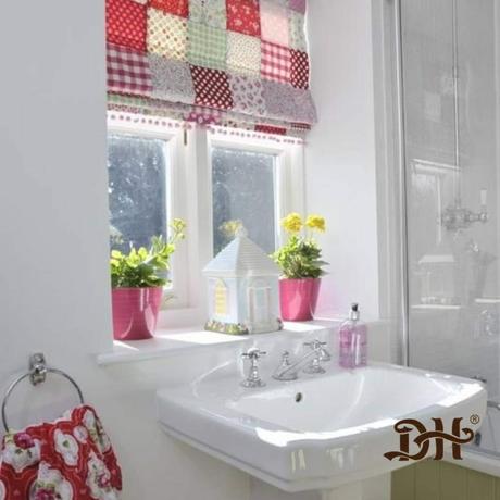 - Baños, con cortinas y Estores.