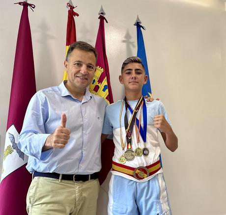 Serrano felicita al boxeador albaceteño José Antonio Sánchez tras conseguir el oro en el Campeonato de España de Boxeo