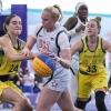 Annelie Maley (24) y Lauren Mansfield (33) de Australia defienden a Hailey Van Lith de Estados Unidos durante el partido de ronda de billar de baloncesto femenino 3x3 durante los Juegos Olímpicos de Verano de 2024 en París el jueves. Australia ganó 17-15.