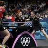 Rachel Chung y Amy Wang, del equipo femenino de tenis de mesa de EE. UU., se enfrentan a Alemania durante los Juegos Olímpicos de 2024 en París. 6 de agosto de 2024 en el South Paris Arena de París. (Foto de Wang Zhao/AFP) (Foto: Wang Zhao/AFP vía Getty Images)