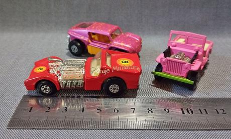 Tres modelos de Matchbox con los motores expuestos