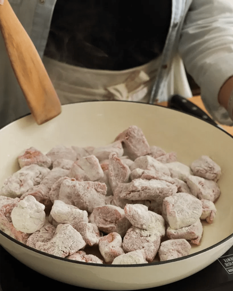 carne con harina en sartén
