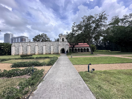 El Monasterio de Nuestra Señora, Reina de los Ángeles en Miami.