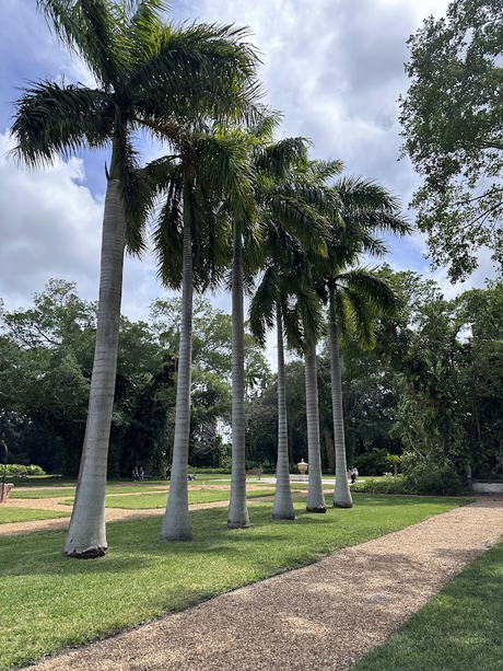 El Monasterio de Nuestra Señora, Reina de los Ángeles en Miami.
