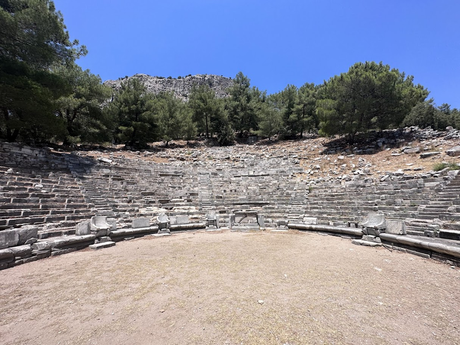 Recorriendo Priene la antigua ciudad jónica ubicada en Söke, Aydın, Turquía Recorriendo Priene la antigua ciudad jónica ubicada en Söke, Aydın, Turquía