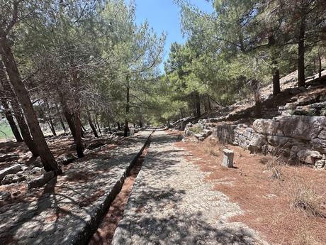 Recorriendo Priene la antigua ciudad jónica ubicada en Söke, Aydın, Turquía Recorriendo Priene la antigua ciudad jónica ubicada en Söke, Aydın, Turquía