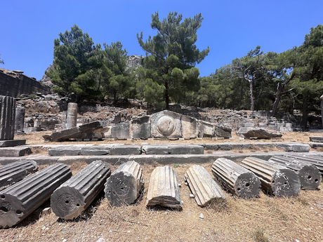 Recorriendo Priene la antigua ciudad jónica ubicada en Söke, Aydın, Turquía Recorriendo Priene la antigua ciudad jónica ubicada en Söke, Aydın, Turquía