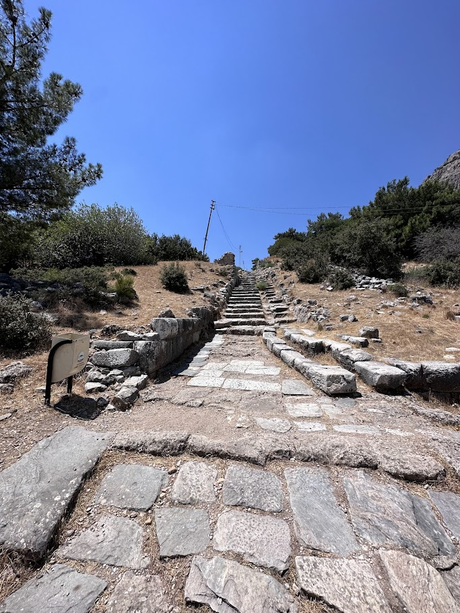 Recorriendo Priene la antigua ciudad jónica ubicada en Söke, Aydın, Turquía