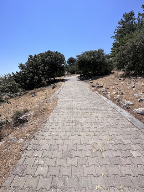 Recorriendo Priene la antigua ciudad jónica ubicada en Söke, Aydın, Turquía Recorriendo Priene la antigua ciudad jónica ubicada en Söke, Aydın, Turquía