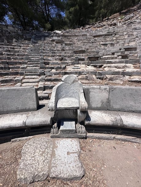 Recorriendo Priene la antigua ciudad jónica ubicada en Söke, Aydın, Turquía Recorriendo Priene la antigua ciudad jónica ubicada en Söke, Aydın, Turquía