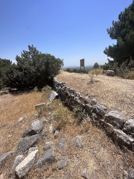 Recorriendo Priene la antigua ciudad jónica ubicada en Söke, Aydın, Turquía Recorriendo Priene la antigua ciudad jónica ubicada en Söke, Aydın, Turquía