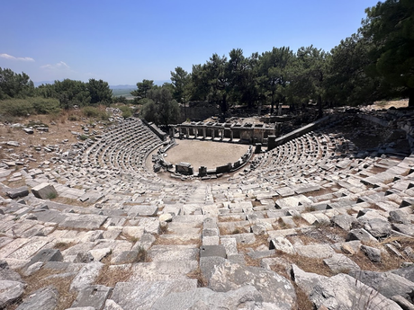 Recorriendo Priene la antigua ciudad jónica ubicada en Söke, Aydın, Turquía Recorriendo Priene la antigua ciudad jónica ubicada en Söke, Aydın, Turquía