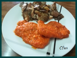 Lomo de cerdo empanado en salsa con setas al horno