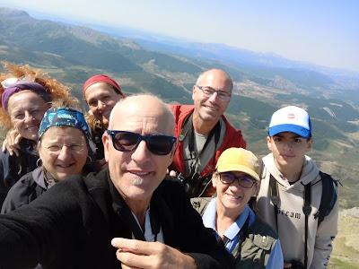 Excursión montañera prismáticos