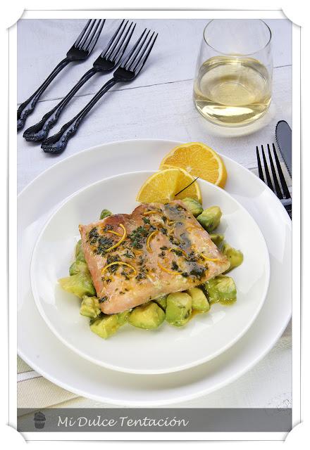 Salmón con Vinagreta de Naranja y Ensalada de Aguacate