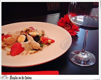 Ensalada de codorniz escabechada con fresas