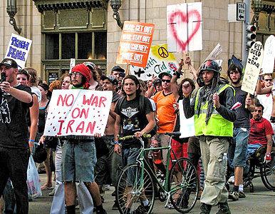 Pacifistas estadounidenses marcharon por 80 ciudades, mientras suenan tambores de guerra