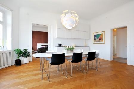 Decoración en armonía suelo de parquet en espiga mural de Times Square muebles de diseño mesa fritz hansen lámparas de diseño grandes ventanales estilo nórdico estilo escandinavo estilo de decoración sueco estampado de cebra en decoración diseño de interiores decoración de interiores consolas colgadas de la pared cocina blanca con isla