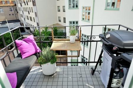 Decoración en armonía suelo de parquet en espiga mural de Times Square muebles de diseño mesa fritz hansen lámparas de diseño grandes ventanales estilo nórdico estilo escandinavo estilo de decoración sueco estampado de cebra en decoración diseño de interiores decoración de interiores consolas colgadas de la pared cocina blanca con isla