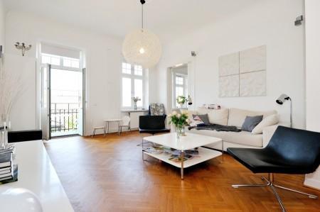 Decoración en armonía suelo de parquet en espiga mural de Times Square muebles de diseño mesa fritz hansen lámparas de diseño grandes ventanales estilo nórdico estilo escandinavo estilo de decoración sueco estampado de cebra en decoración diseño de interiores decoración de interiores consolas colgadas de la pared cocina blanca con isla