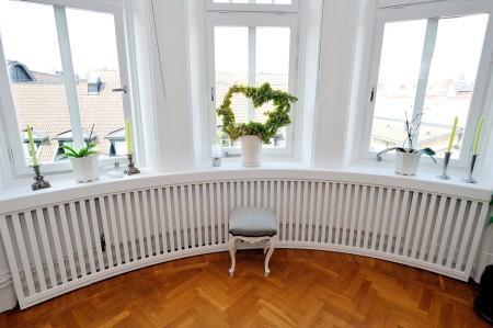 Decoración en armonía suelo de parquet en espiga mural de Times Square muebles de diseño mesa fritz hansen lámparas de diseño grandes ventanales estilo nórdico estilo escandinavo estilo de decoración sueco estampado de cebra en decoración diseño de interiores decoración de interiores consolas colgadas de la pared cocina blanca con isla