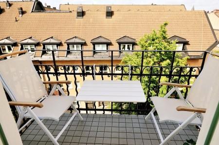 Decoración en armonía suelo de parquet en espiga mural de Times Square muebles de diseño mesa fritz hansen lámparas de diseño grandes ventanales estilo nórdico estilo escandinavo estilo de decoración sueco estampado de cebra en decoración diseño de interiores decoración de interiores consolas colgadas de la pared cocina blanca con isla