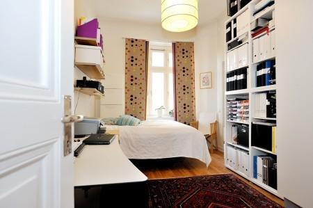 Decoración en armonía suelo de parquet en espiga mural de Times Square muebles de diseño mesa fritz hansen lámparas de diseño grandes ventanales estilo nórdico estilo escandinavo estilo de decoración sueco estampado de cebra en decoración diseño de interiores decoración de interiores consolas colgadas de la pared cocina blanca con isla