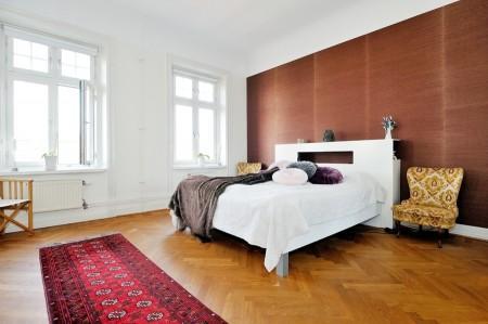 Decoración en armonía suelo de parquet en espiga mural de Times Square muebles de diseño mesa fritz hansen lámparas de diseño grandes ventanales estilo nórdico estilo escandinavo estilo de decoración sueco estampado de cebra en decoración diseño de interiores decoración de interiores consolas colgadas de la pared cocina blanca con isla