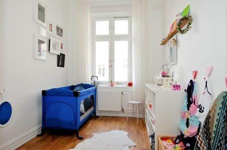 Decoración en armonía suelo de parquet en espiga mural de Times Square muebles de diseño mesa fritz hansen lámparas de diseño grandes ventanales estilo nórdico estilo escandinavo estilo de decoración sueco estampado de cebra en decoración diseño de interiores decoración de interiores consolas colgadas de la pared cocina blanca con isla