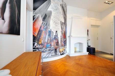 Decoración en armonía suelo de parquet en espiga mural de Times Square muebles de diseño mesa fritz hansen lámparas de diseño grandes ventanales estilo nórdico estilo escandinavo estilo de decoración sueco estampado de cebra en decoración diseño de interiores decoración de interiores consolas colgadas de la pared cocina blanca con isla