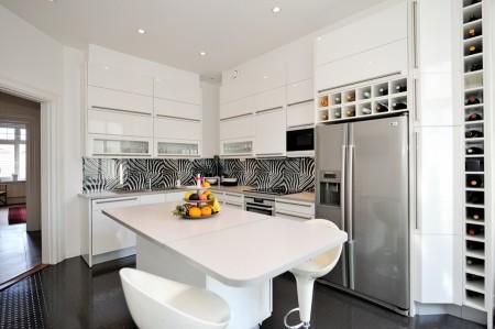 Decoración en armonía suelo de parquet en espiga mural de Times Square muebles de diseño mesa fritz hansen lámparas de diseño grandes ventanales estilo nórdico estilo escandinavo estilo de decoración sueco estampado de cebra en decoración diseño de interiores decoración de interiores consolas colgadas de la pared cocina blanca con isla