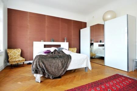 Decoración en armonía suelo de parquet en espiga mural de Times Square muebles de diseño mesa fritz hansen lámparas de diseño grandes ventanales estilo nórdico estilo escandinavo estilo de decoración sueco estampado de cebra en decoración diseño de interiores decoración de interiores consolas colgadas de la pared cocina blanca con isla