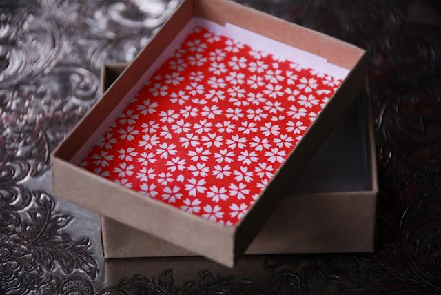 Diy San Valentín: Coser un corazón en una caja de cartón