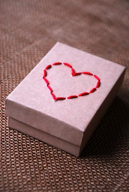 Diy San Valentín: Coser un corazón en una caja de cartón
