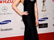 Scarlett johansson vestida calvin klein collection golden camera awards