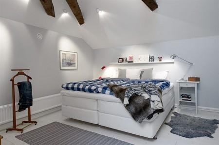 vigas en el techo de madera sillas eames patas de madera estilo nórdico electrodomésticos siemens dúplex para estudiantes decoración nórdica decoración estilo sueco decoración escandinava decoración en blanco decoración dúplex cocina kvik cocina blanca 