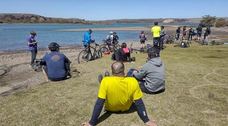 Invitan a una tarde de cicloturismo y chocolatada en la Villa El Chocón