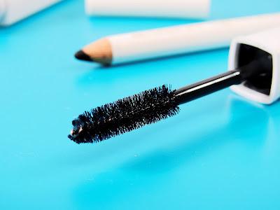 Cepillo de pestañas estrecho y con púas cortas