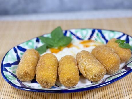 Croquetas de tomate frito y albahaca