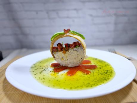 Aros de hojaldre con queso y tomate