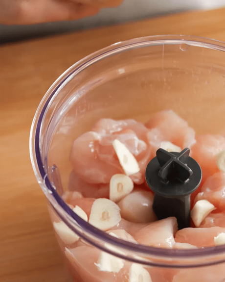 pollo y ajo en procesadora