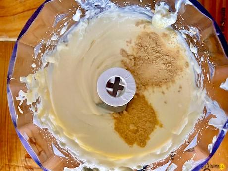 Dip de olivas verdes y queso crema para un aperitivo completo Dip de olivas verdes y queso crema para un aperitivo completo