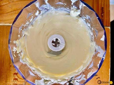 Dip de olivas verdes y queso crema para un aperitivo completo Dip de olivas verdes y queso crema para un aperitivo completo