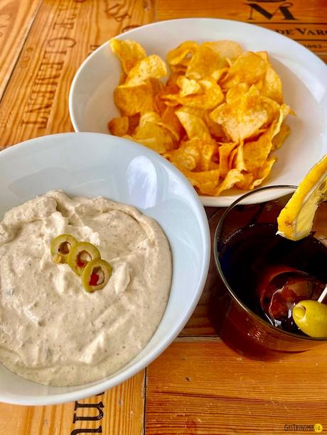 Dip de olivas verdes y queso crema para un aperitivo completo Dip de olivas verdes y queso crema para un aperitivo completo