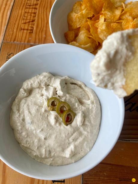 Dip de olivas verdes y queso crema para un aperitivo completo