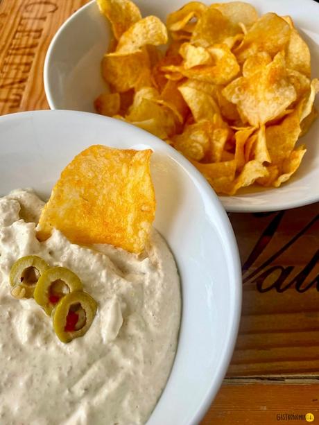 Dip de olivas verdes y queso crema para un aperitivo completo