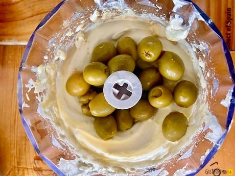 Dip de olivas verdes y queso crema para un aperitivo completo